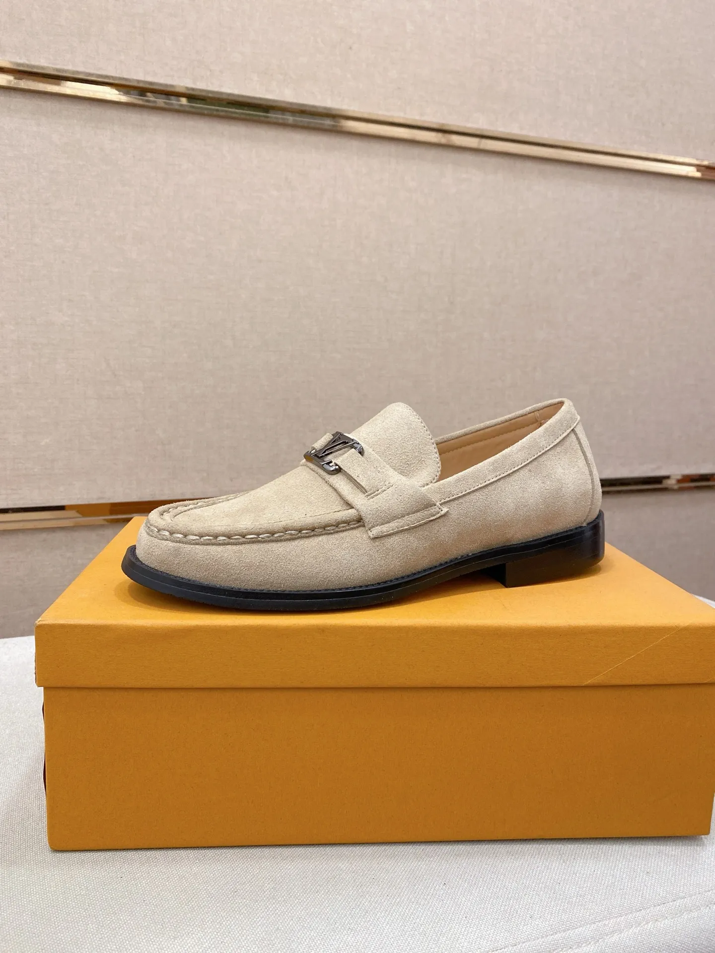 Men's shoes 💰 500💰⚡️New models available⚡️Louis Vuitton (Louis Vuitton/LV) casual, business formal wear! Made with pure Italian craftsmanship, the upper is made of first-layer cowhide, which is full of texture! The lining is cowhide and the original rubber leather shoe outsole. The style is atmospheric and comfortable! Positive code 38-44